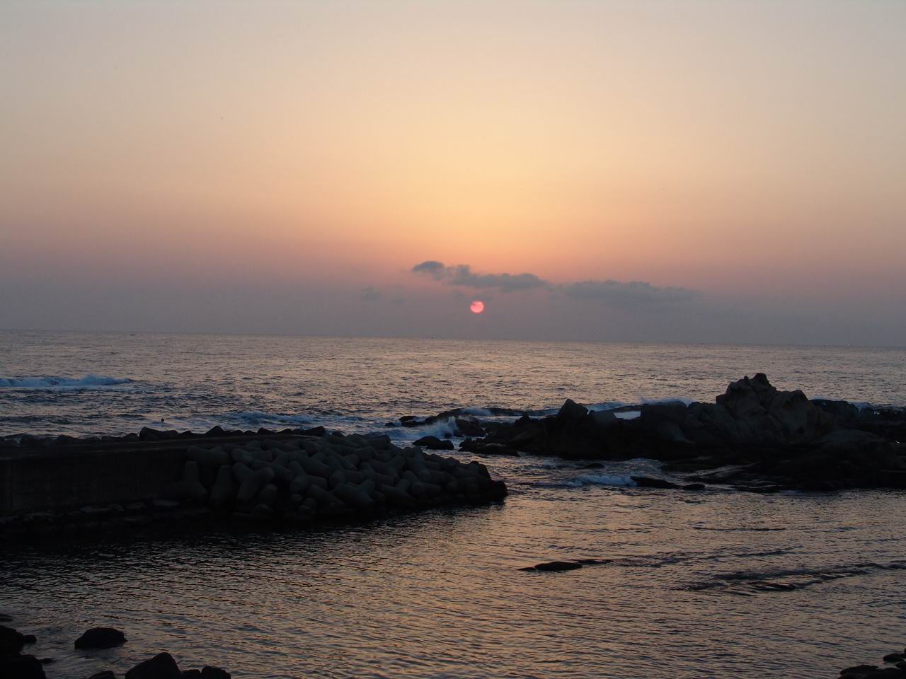 [The beautiful scene of the sunrise in the east sea.  ص] -  ŬϽø ũ⸦   ֽϴ.