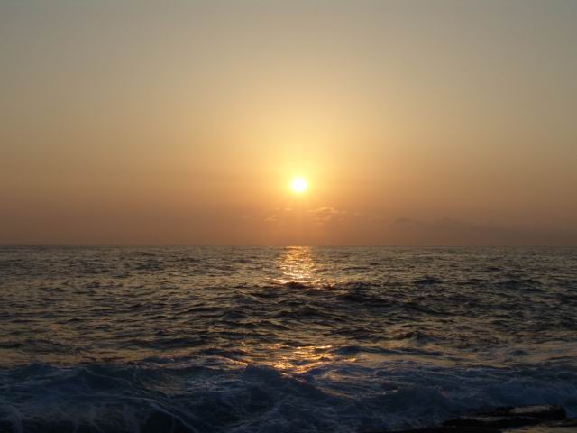 [The beautiful scene of the sunrise in the east sea.  ص] -  ŬϽø ũ⸦   ֽϴ.